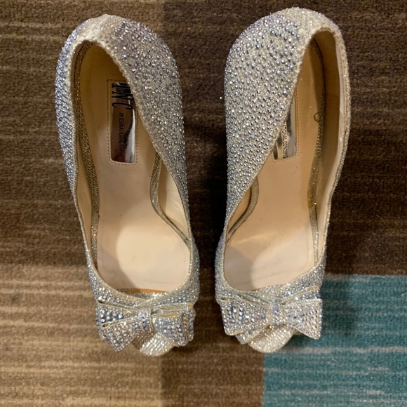I.N.C. Vernaa Rhinestone Bow Platform Pumps - Picture 3 of 8